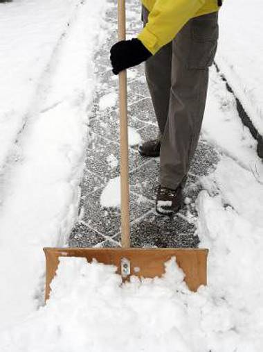 Schneeschaufeln des Weges